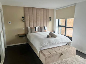 Glasgow Home - 5 Bedrooms 4 Bathrooms - Private Parking